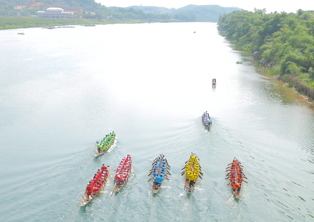 Bảy thuyền đua nam tranh tài trên dòng sông Son. Ảnh: BẢO THIÊN