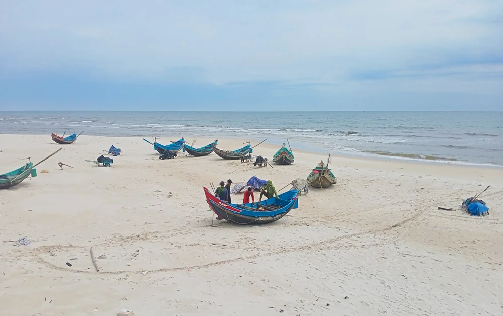Các thuyền nan tại bãi biển xã Ngư Thuỷ Bắc, huyện Lệ Thuỷ. Ảnh: B.T