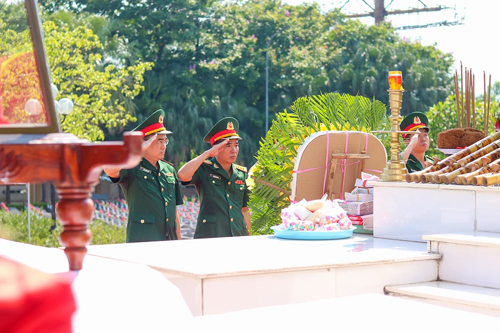 Lãnh đạo Bộ Tư lệnh Quân khu 4 dâng hoa, dâng hương. Ảnh: BẢO THIÊN