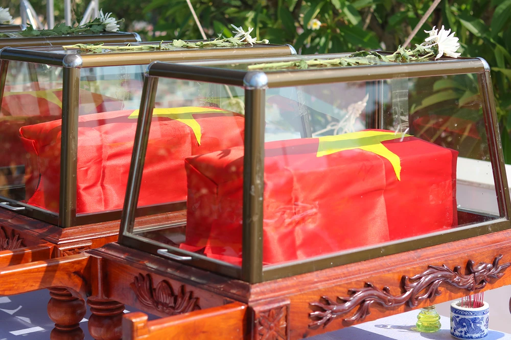 19 hài cốt liệt sĩ, quân tình nguyện và chuyên gia Việt Nam hi sinh tại Lào được đưa về quê hương. Ảnh: BẢO THIÊN