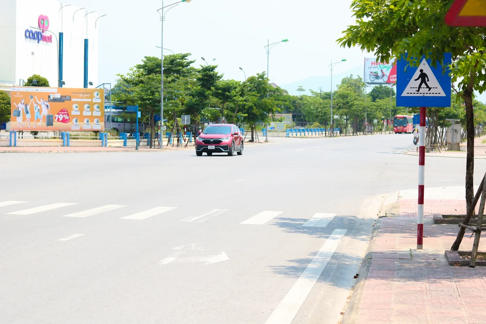 Dưới mức nhiệt từ 39-40 độ C, nhiều tuyến đường lớn trên địa bàn TP Đồng Hới (Quảng Bình) vắng bóng người qua lại. Ảnh: BẢO THIÊN