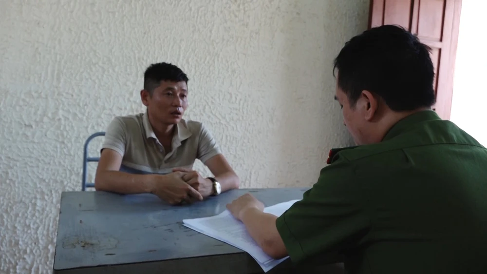 Lực lượng công an làm việc với một đối tượng trong chuyên án. Ảnh: CA