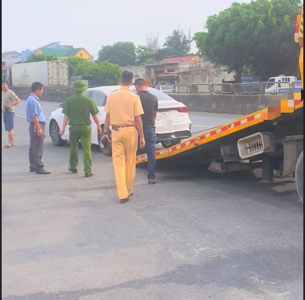 Lực lượng chức năng có mặt tại hiện trường để điều tiết giao thông. Ảnh: NDCC