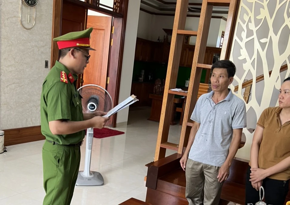 Cơ quan công an tống đạt quyết định khởi tố đối với Nguyễn Khánh Tùng. Ảnh: CA