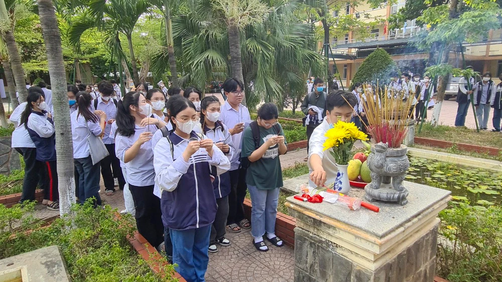 Nhiều thí sinh dâng hương trước tượng cụ Đào Duy Từ. Ảnh: BẢO THIÊN