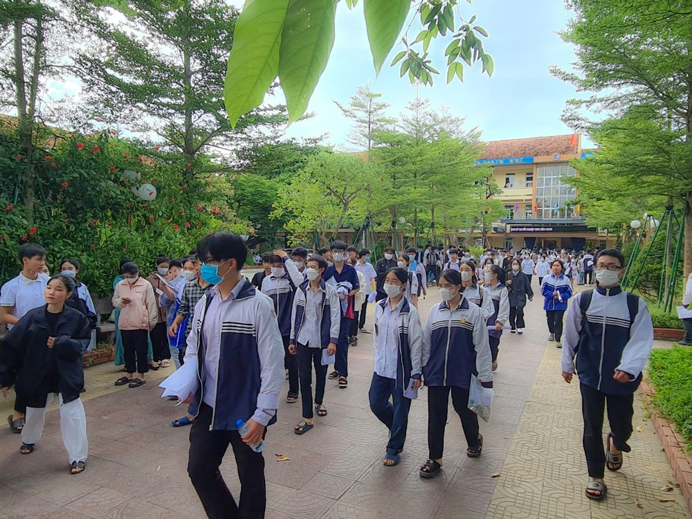 Các thí sinh đến làm thủ tục dự thi và nghe phổ biến quy chế thi khá đúng giờ. Ảnh: BẢO THIÊN