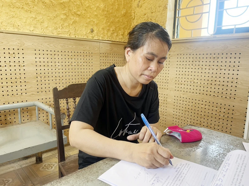 Nguyễn Thị Thúy tại cơ quan công an. Ảnh: CA