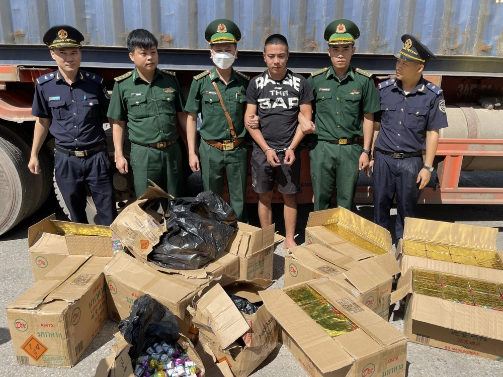 Tiến cùng tang vật. Ảnh: BĐBP