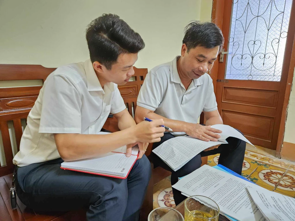 PV PLO làm việc với Ban QLDA ĐTXD-PTQĐ huyện Tuyên Hoá. Ảnh: N.HUYEN