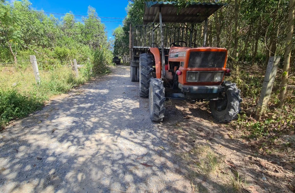 Công trình mới chỉ đổ đá dăm cấp phối, chưa đổ bê tông mặt đường theo thiết kế. Ảnh: B.THIEN