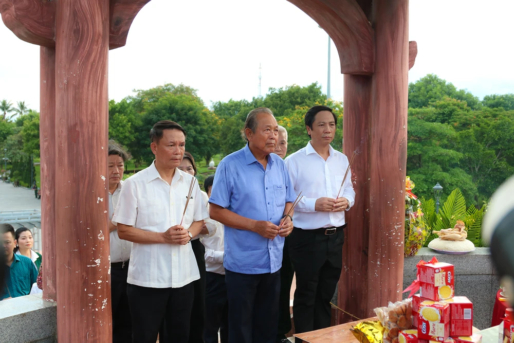 Ông Trương Hoà Bình, nguyên Phó Thủ tướng Thường trực Chính phủ cùng đoàn dâng hương tại Thành cổ Quảng Trị. Ảnh: BẢO THIÊN
