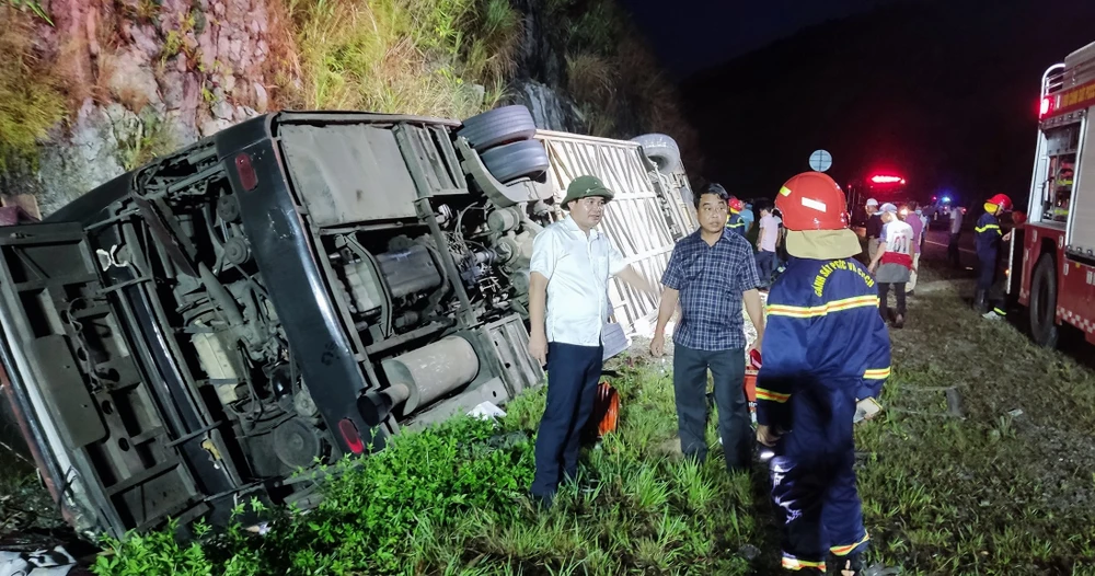 Các lực lượng chức năng đến hỗ trợ người bị nạn và điều tra nguyên nhân vụ tai nạn. Ảnh: N.DO