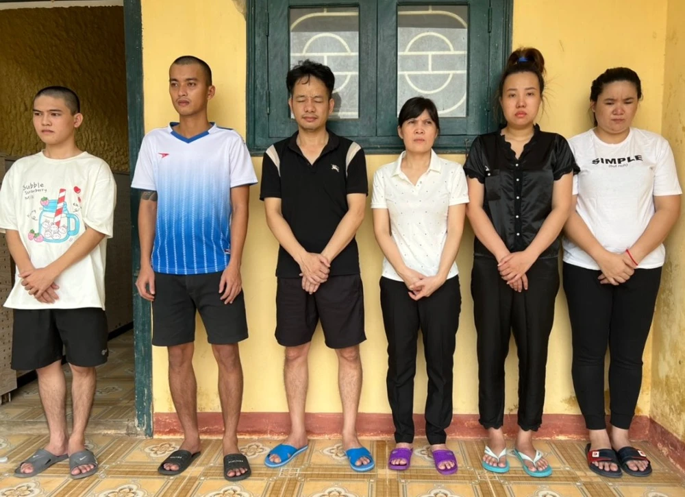 Nhóm 6 người bị khởi tố về tội Lừa đảo chiếm đoạt tài sản. Ảnh: CA