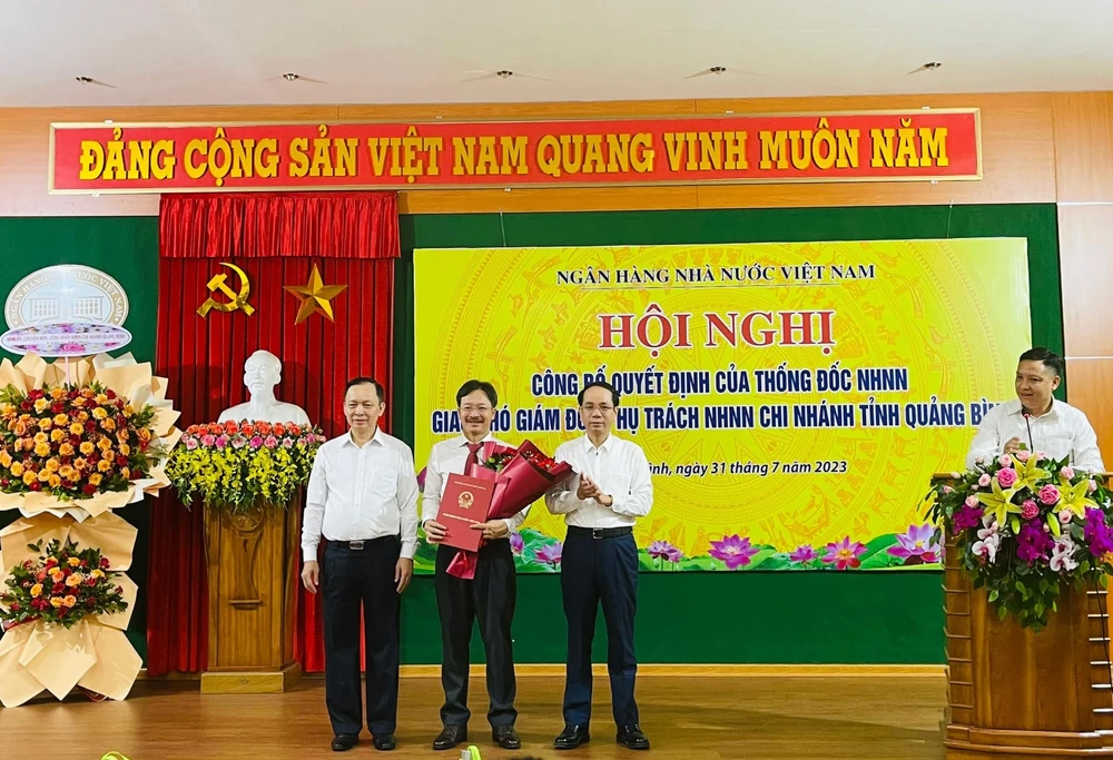 Ông Lương Hải Lưu nhận quyết định tại hội nghị. Ảnh: V.HÀ Ông Lương Hải Lưu nhận quyết định tại hội nghị. Ảnh: V.HÀ