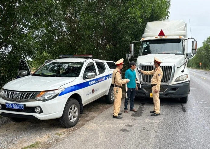 Kiểm tra nồng độ cồn đối với lái xe xe ô tô vận tải hàng hóa bằng container. Ảnh: CA