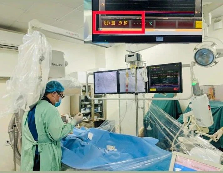 Các bác sĩ phẫu thuật cấp cứu cho bệnh nhân. Ảnh: BVCC