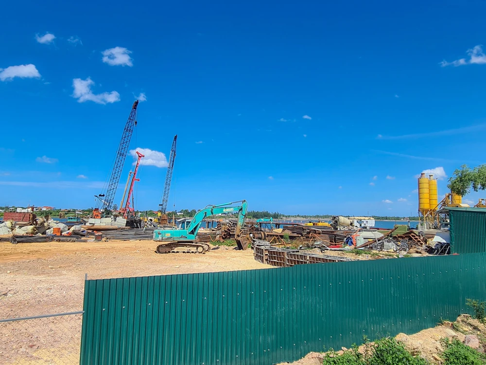 Dự án Cầu Nhật Lệ 3 và đường hai đầu cầu đang được triển khai xây dựng. Ảnh: B.T