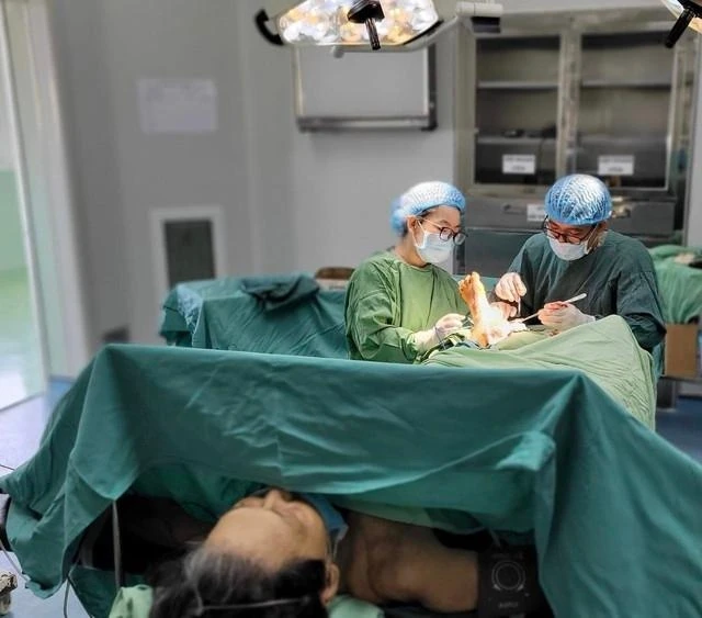 Các y bác sĩ tiến hành điều trị cho ông L. Ảnh: BVCC