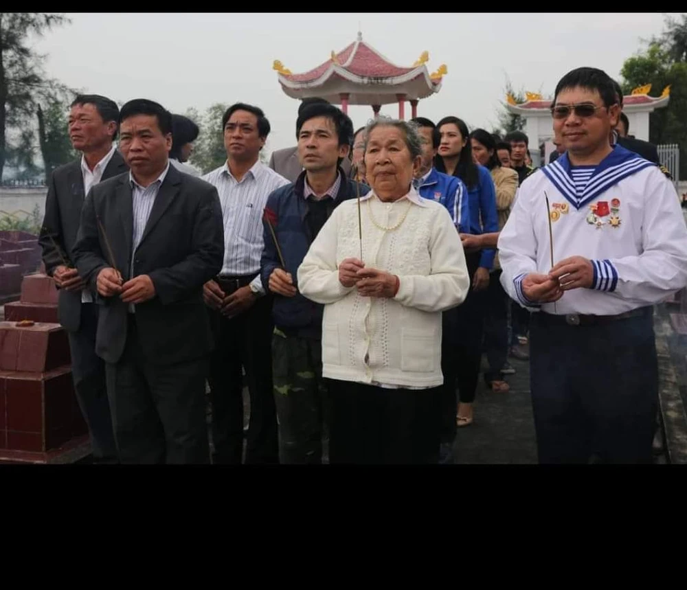 Mẹ Hồ Thị Đức (ở giữa). Ảnh: Lê Hữu Thảo