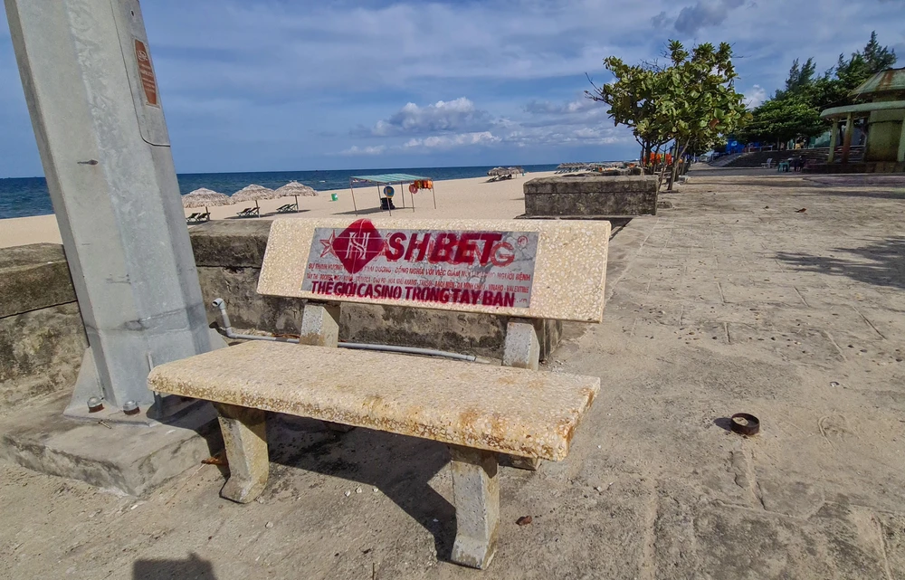 Nhiều ghế đá dọc đường Trương Pháp và biển Nhật Lệ cũng chịu "số phận" tương tự. Ảnh: B.THIÊN