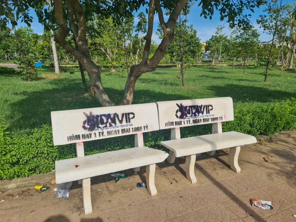 Các ghế đá tại khu vực công viên Nam Trần Hưng Đạo bị phun sơn web đánh bạc OK VIP với nội dung "Hôm nay 1 tỷ, ngày mai 1000 tỷ". Ảnh: B.THIÊN