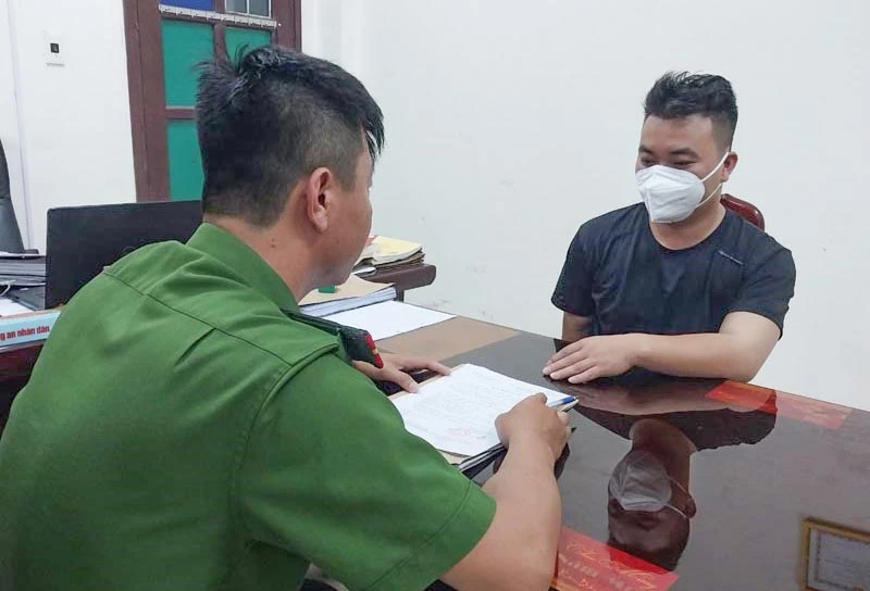 Đinh Quốc Huy sau khi được di lý về Công an huyện Minh Hoá. Ảnh: CA