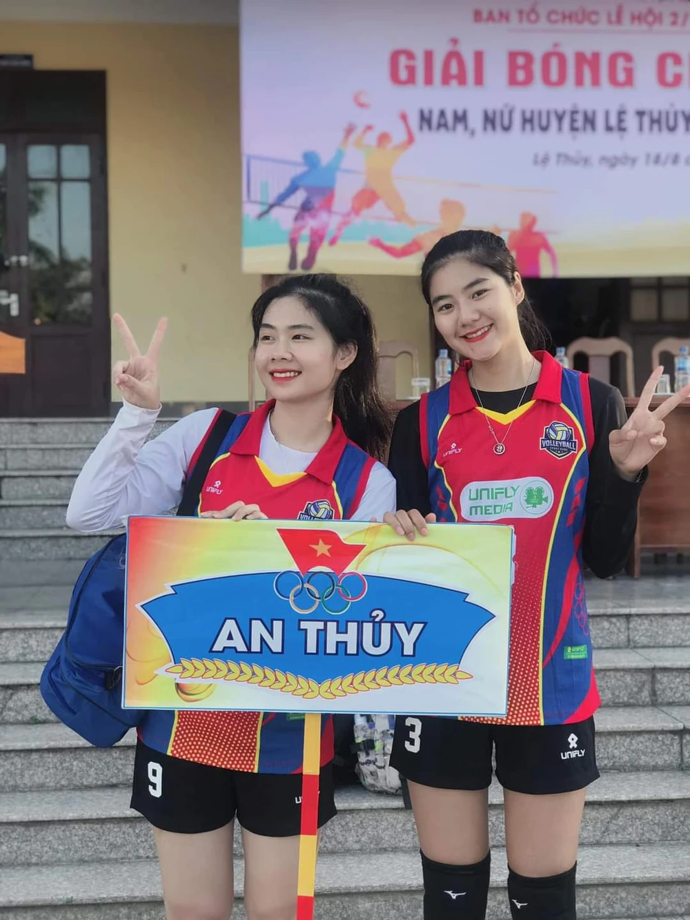 Nhiều "hotgirl" tham gia tranh tài tại giải bóng chuyền nữ huyện Lệ Thuỷ. Ảnh: BCLT