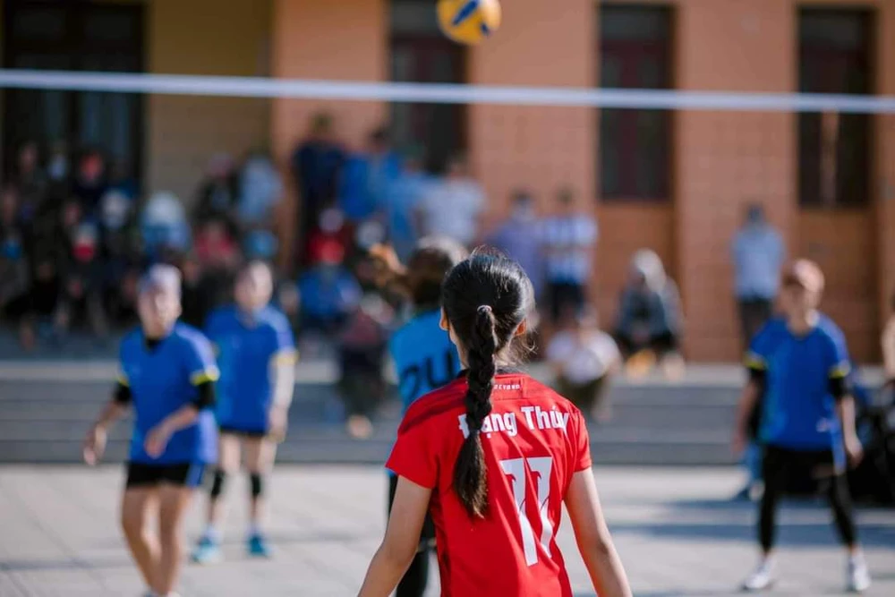 Các VĐV của 8 đội bóng nữ so tài quyết liệt. Ảnh: BCLT