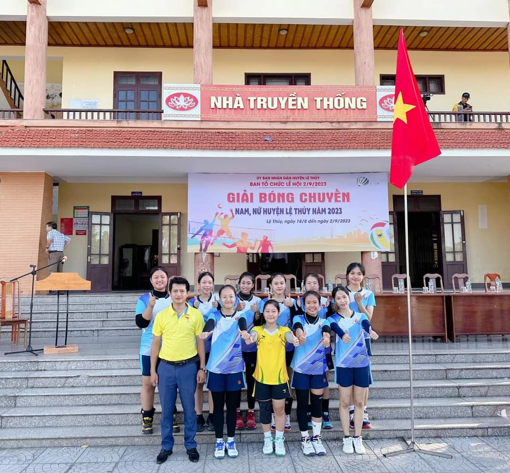 Giải bóng chuyền thu hút 8 đội bóng trên địa bàn huyện Lệ Thuỷ tham gia. Ảnh: BCLT