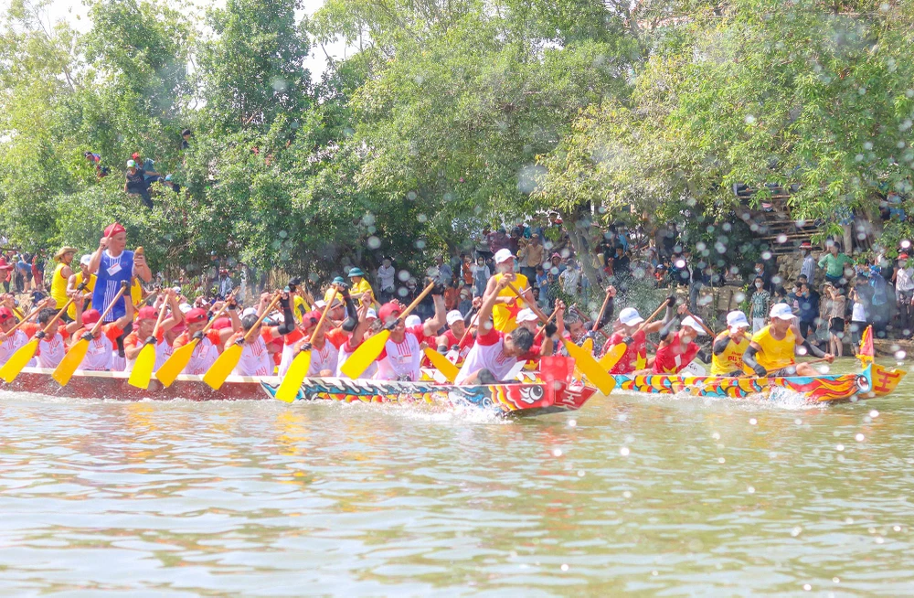 Những màn so tài căng thẳng trên sông trong ngày Tết Độc . Ảnh: BẢO THIÊN