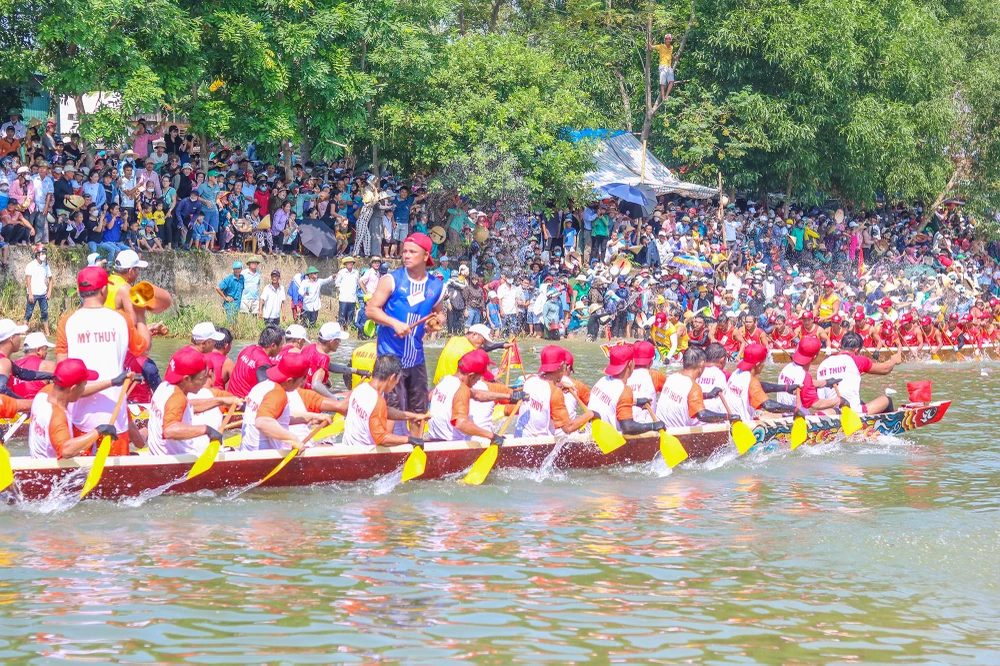 Không khí bơi đua sôi nổi ở nơi đón Tết Độc lập lớn nhất nước. Ảnh: BẢO THIÊN