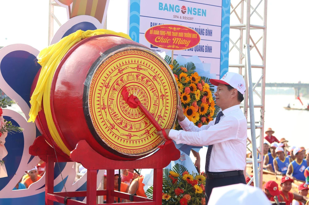 Ông Lê Vĩnh Thế, Bí thư Huyện uỷ Lệ Thuỷ đánh trống khai hội. Ảnh: BẢO THIÊN