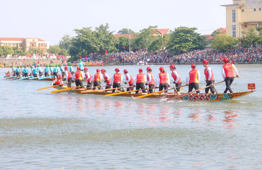 Các thuyền nữ tranh tài sôi nổi trên sông Kiến Giang. Ảnh: BẢO THIÊN
