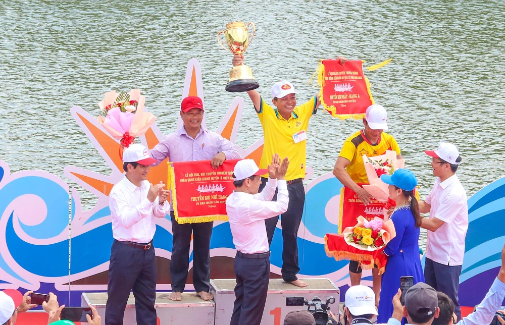 Ban tổ chức trao giải cho các thuyền bơi nam, nữ. Ảnh: BẢO THIÊN