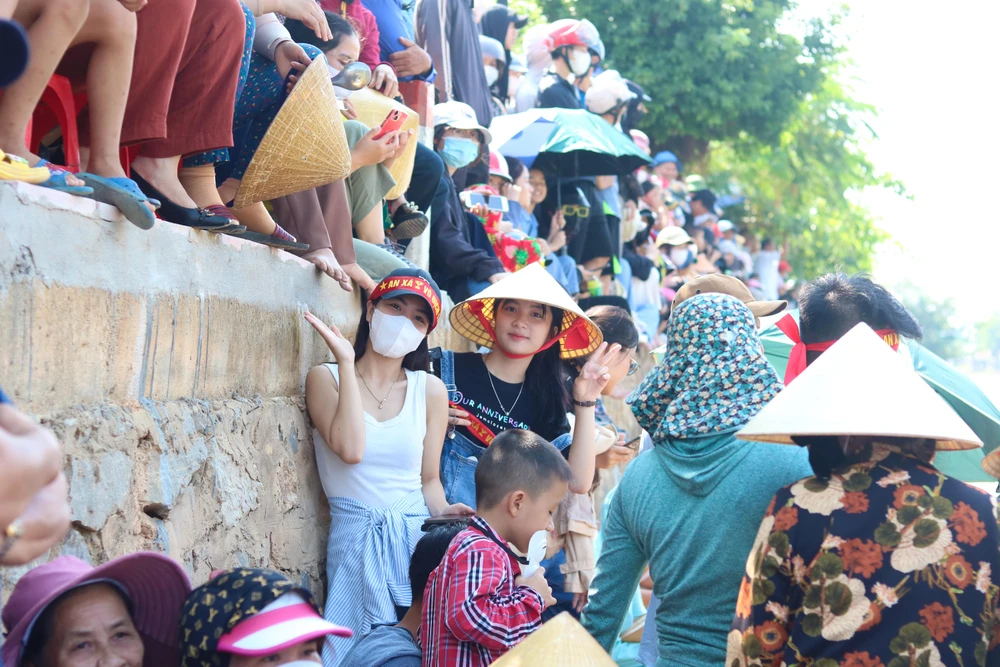 Hai cổ động viên nhiệt thành của thôn An Xá (xã Lộc Thuỷ). Ảnh: BẢO THIÊN