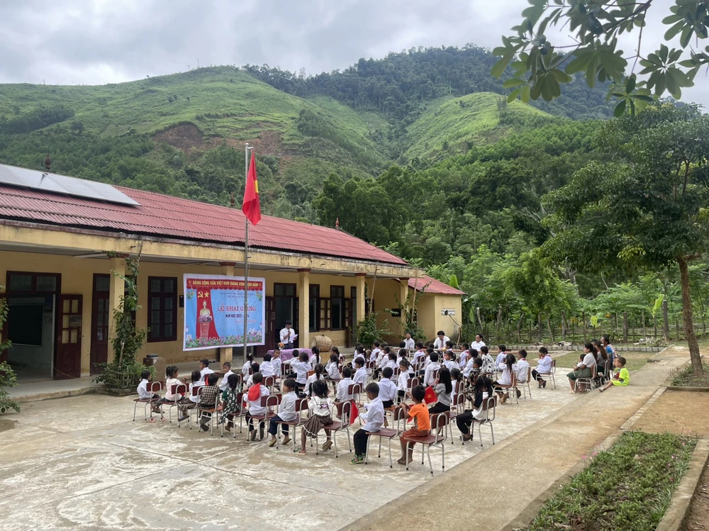Khung cảnh lễ khai giảng của giáo viên, học sinh tại Điểm trường Dộ - Trường PTDTBT TH&amp;THCS số 2 Trọng Hoá (huyện Minh Hoá, tỉnh Quảng Bình). Ảnh: GVCC