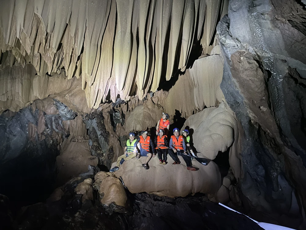 Bên trong hang Sơn Nữ vừa được phát hiện. Ảnh: NDCC