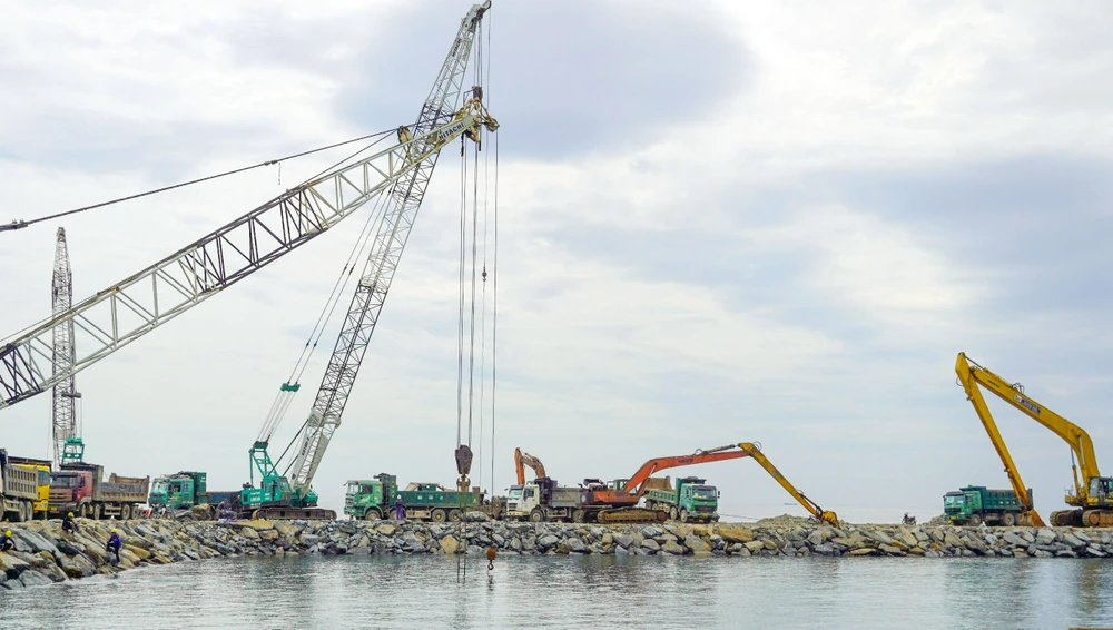 Hạng mục đê chắn sóng thuộc dự án cơ sở hạ tầng Trung tâm điện lực Quảng Trạch đang triển khai thi công. Ảnh: B.THIÊN