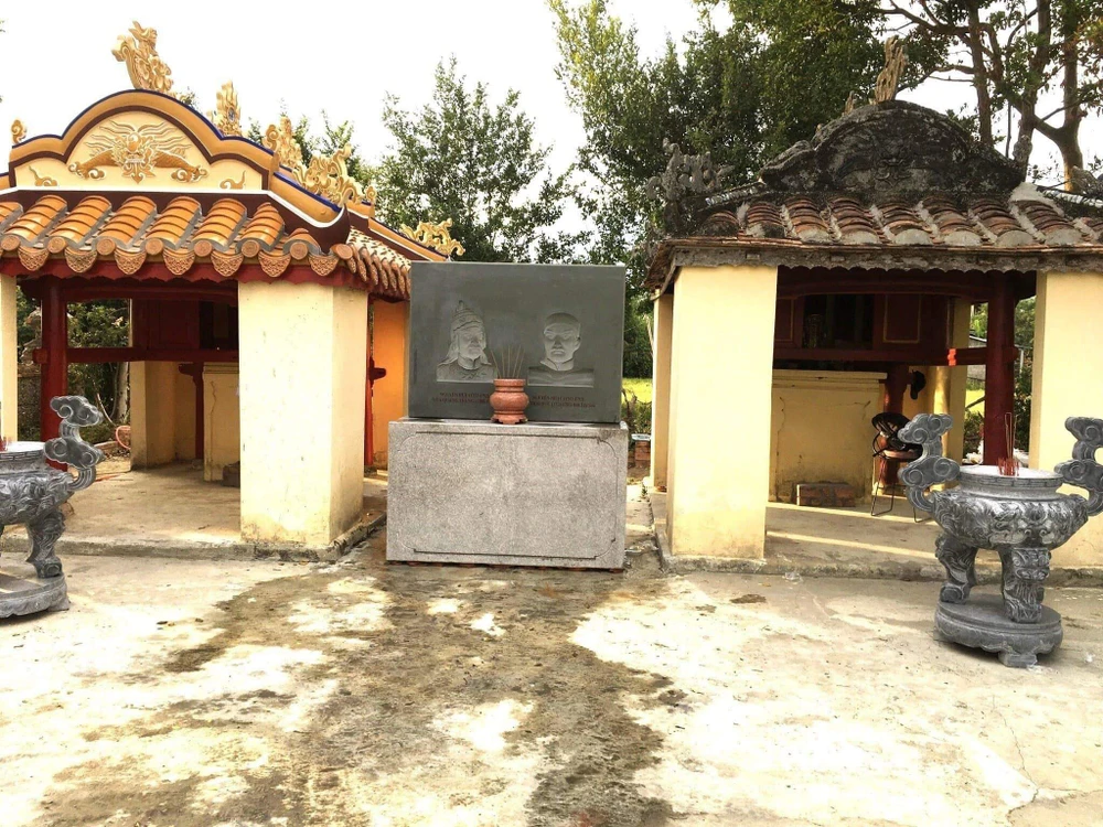 Hai ngôi miếu lập bài vị thờ vua Thái Đức và vua Quang Trung. Ảnh: N.DO