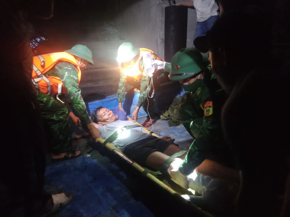 Lực lượng biên phòng tiếp cận kiểm tra, hỗ trợ ông Ngọc sau khi vào bờ. Ảnh: BĐBP