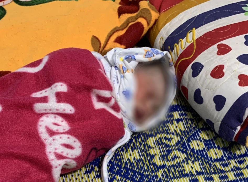 Bé sơ sinh bị bỏ rơi được chăm sóc ban đầu tại Trạm y tế xã Nam Trạch. Ảnh: NDCC