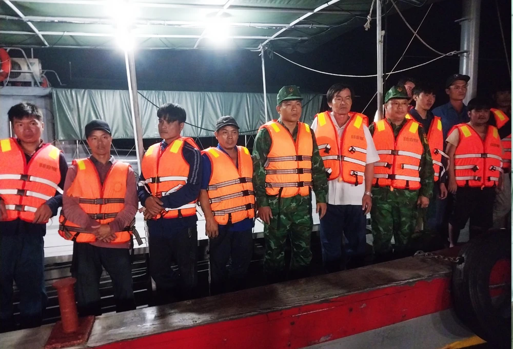 10 ngư dân gặp nạn trên biển được cứu thoát vào bờ an toàn