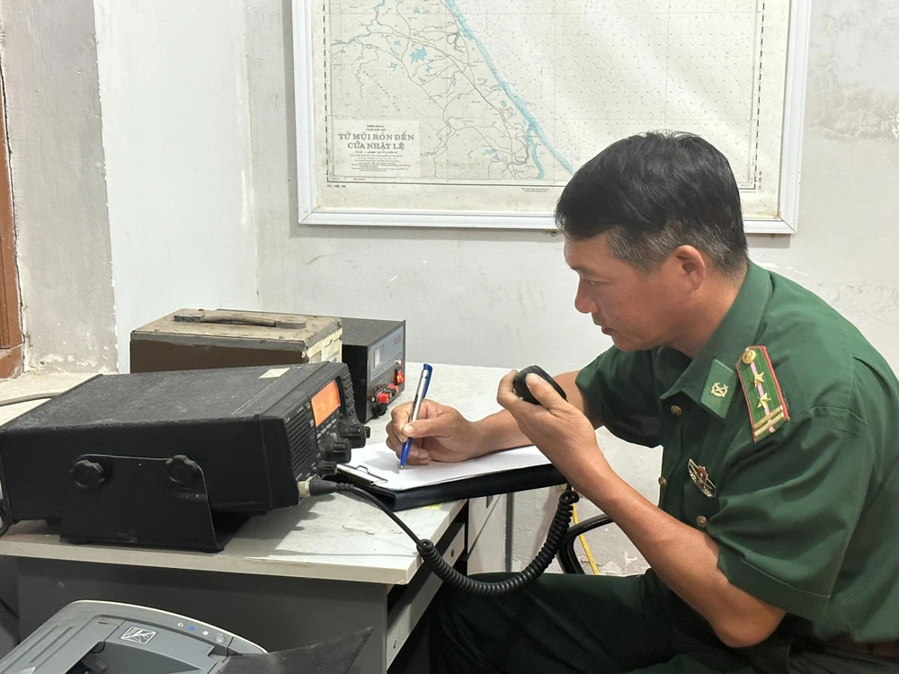 lực lượng biên phòng Quảng Bình thông báo cho các tàu thuyền chủ động phương án phòng tránh.jpg