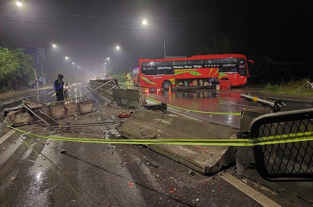 Xe giường nằm gặp tai nạn trên Quốc lộ 1A, hơn 20 hành khách hoảng loạn