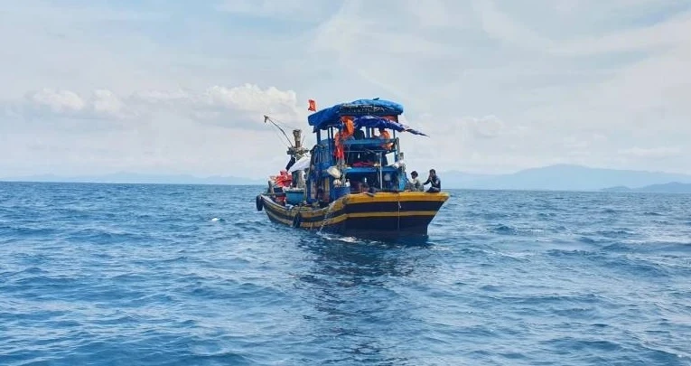 Tìm kiếm ngư dân rơi xuống biển mất tích trong lúc đánh bắt hải sản