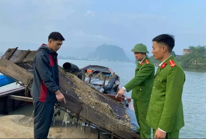 Đang hút trộm cát trong đêm ở sông Gianh thì bị công an bắt quả tang