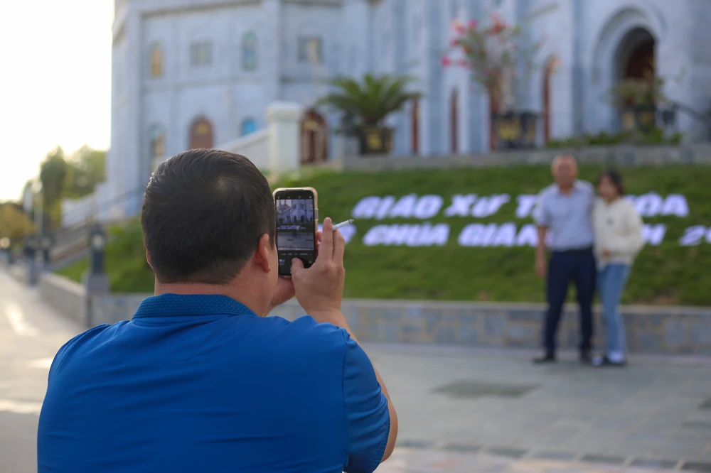 chiem-nguong-nha-tho-duoc-xay-dung-tu-hon-1.000-khoi-da-o-quang-binh (11).JPG