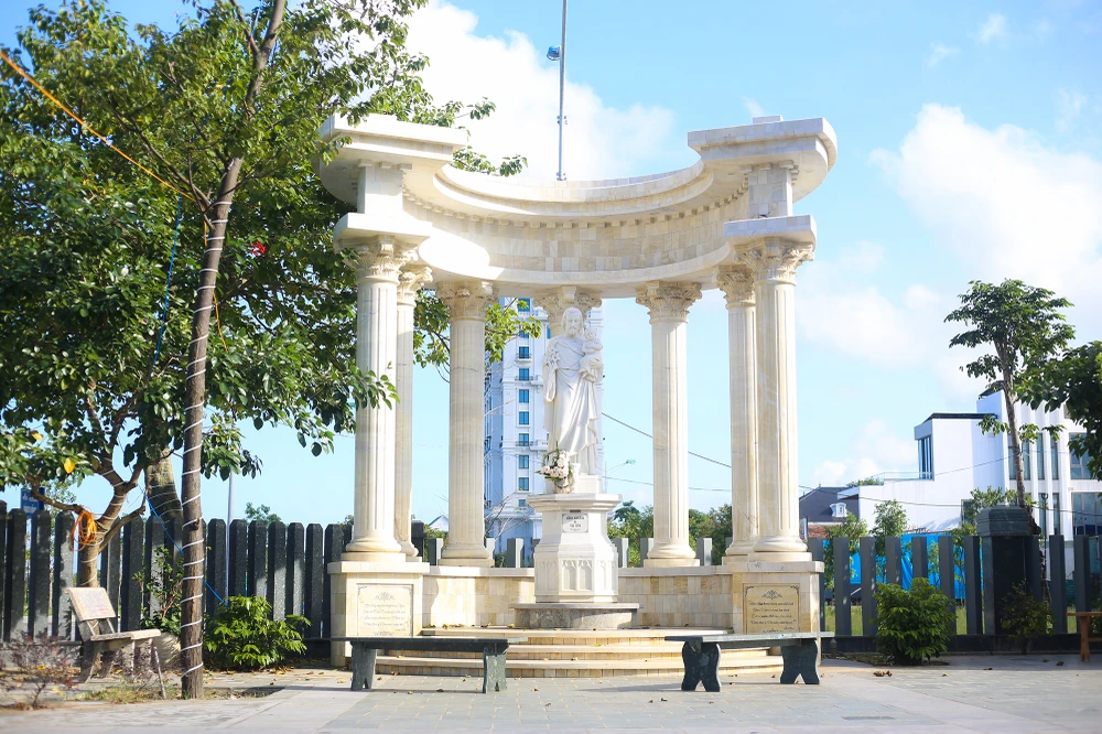 chiem-nguong-nha-tho-duoc-xay-dung-tu-hon-1.000-khoi-da-o-quang-binh (3).JPG