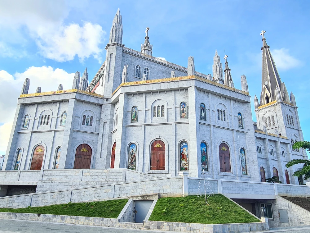 chiem-nguong-nha-tho-duoc-xay-dung-tu-hon-1.000-khoi-da-o-quang-binh (4).jpg