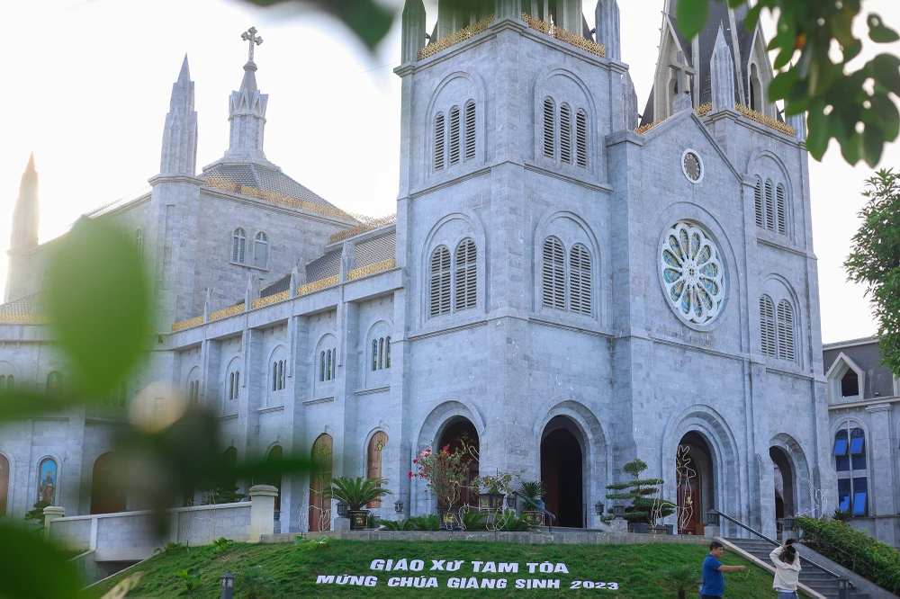 chiem-nguong-nha-tho-duoc-xay-dung-tu-hon-1.000-khoi-da-o-quang-binh (5).JPG